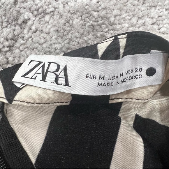 Zara Black and Ivory Pleated Top Women’s Sz M - Picture 6 of 10